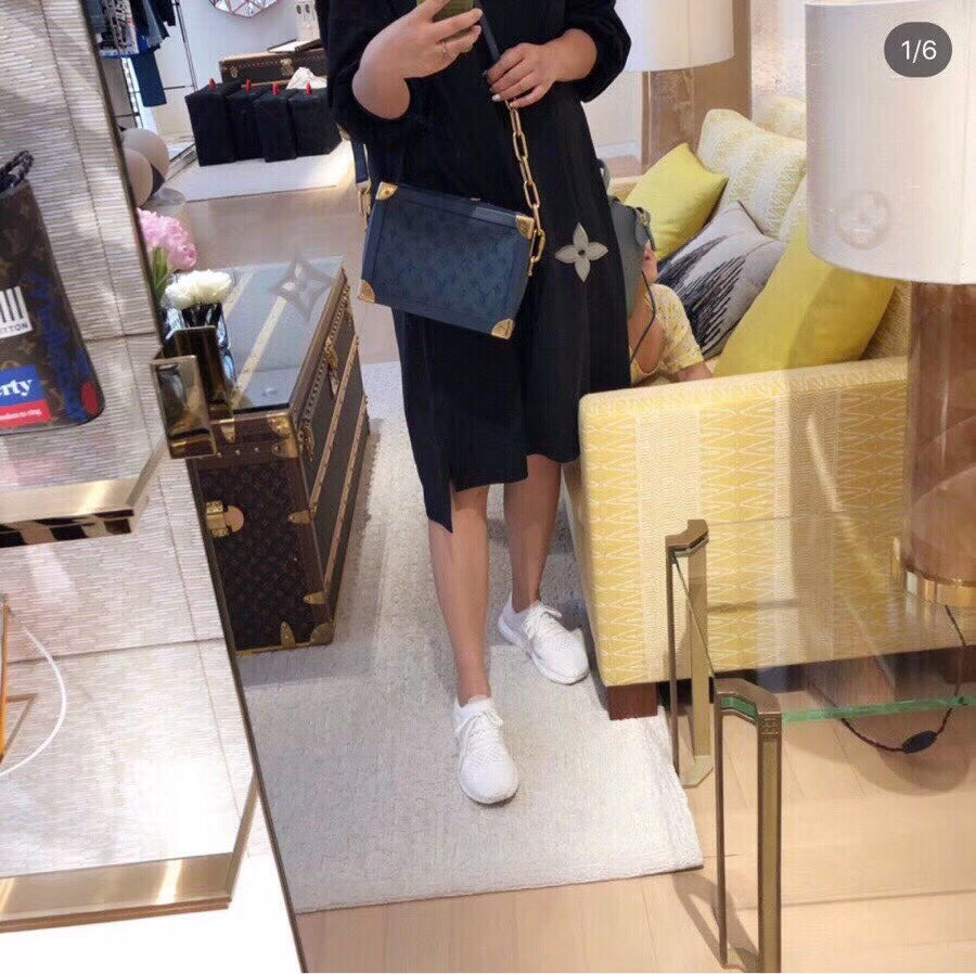 44723 路L家-SOFT TRUNK牛仔盒子包 上身照