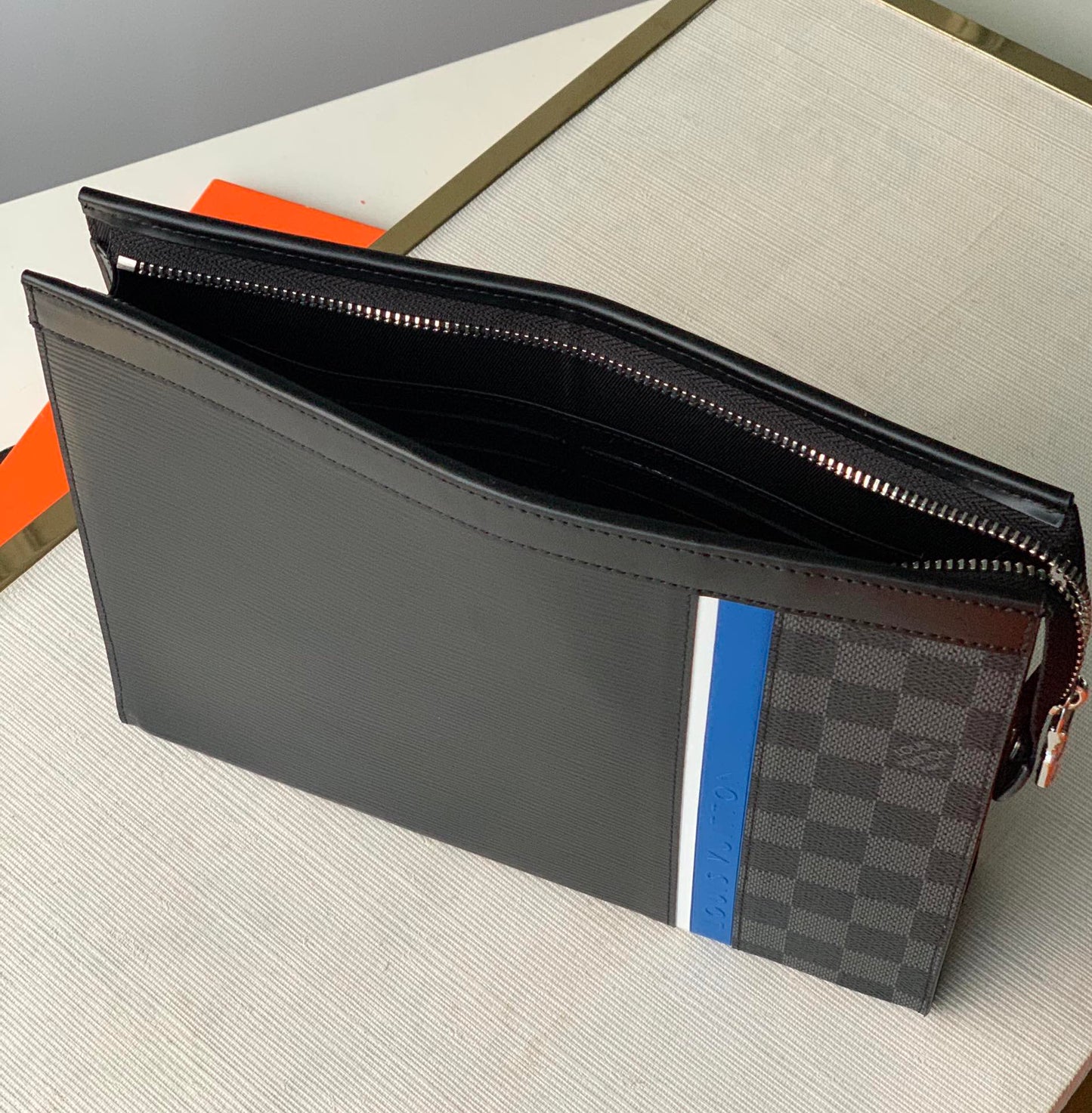 LV M56872 Pochette Voyage 中號手拿包