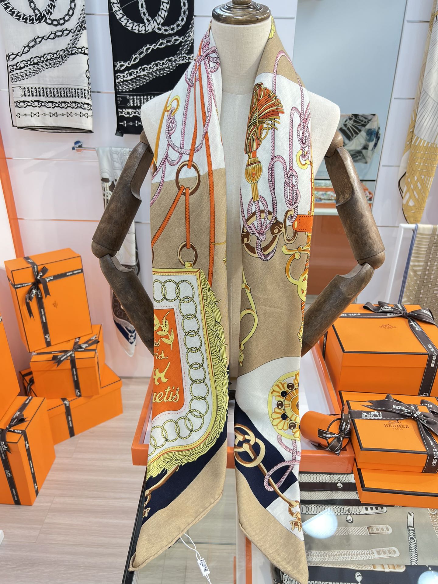 小愛款-軍刀進行曲絲絨方巾 140cm-30%真絲70%羊毛