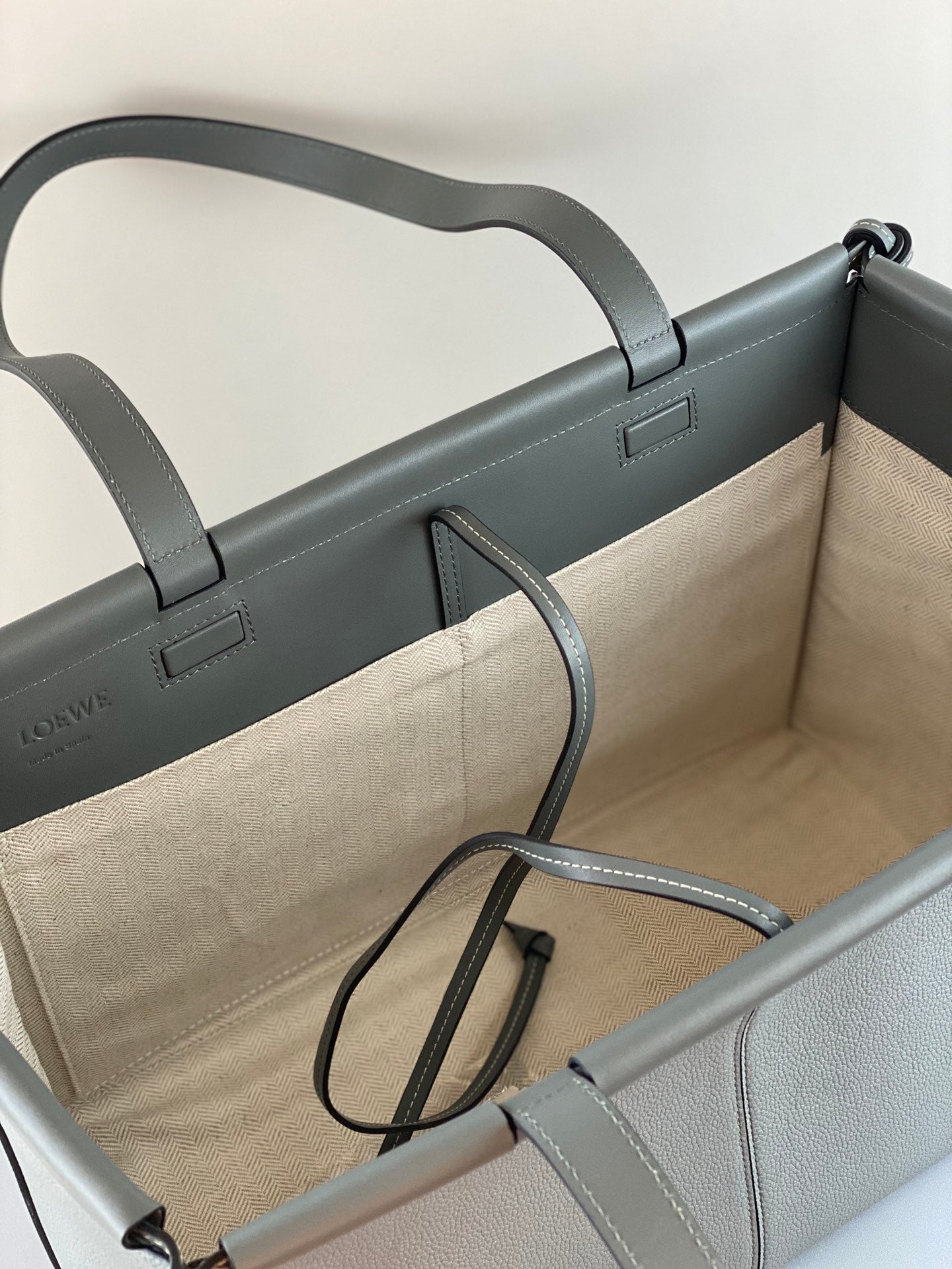 羅L威-Cushion tote 小牛皮 青銅色