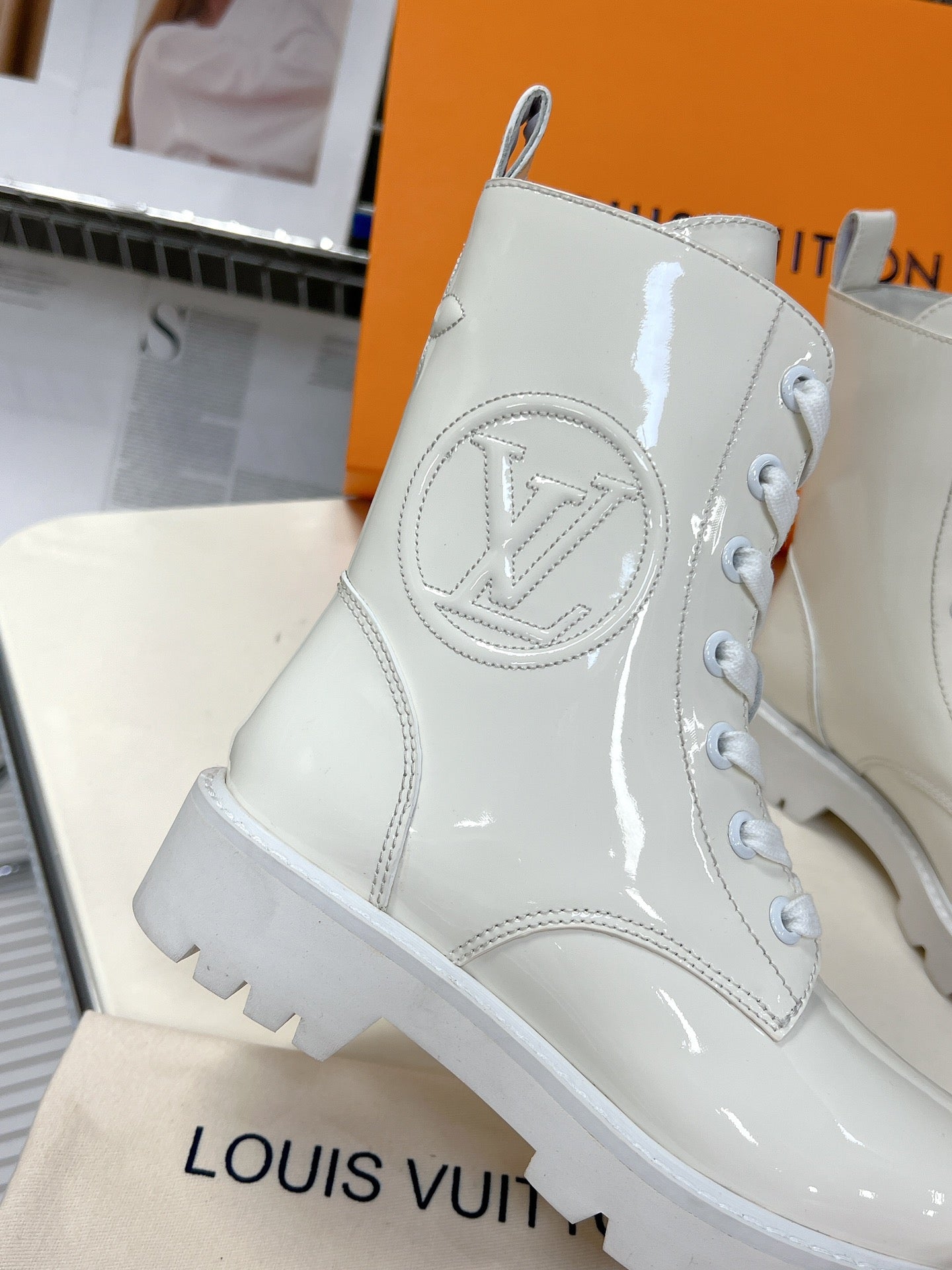 路L家-漆牛皮側邊logo車線 綁帶短靴 白色