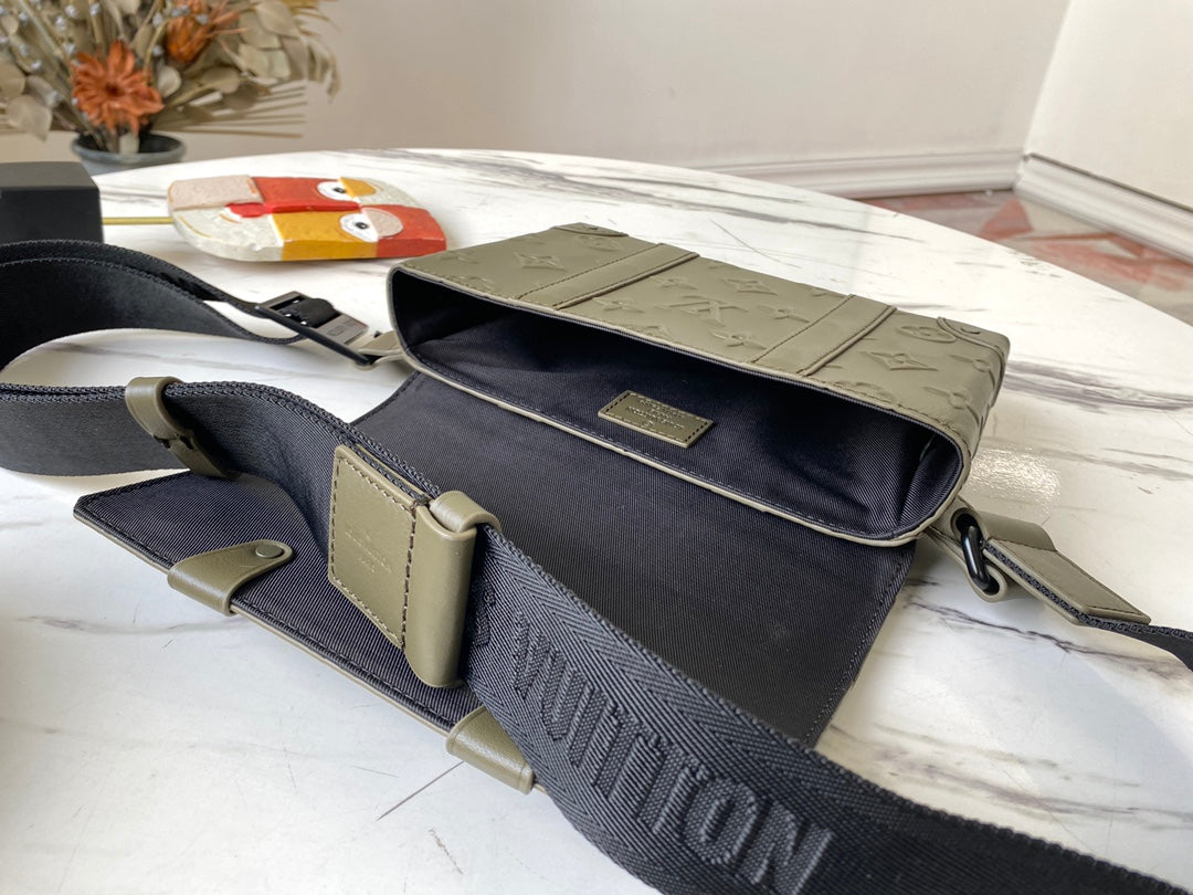 M57952 路L家-Trunk 單肩包 軍綠色