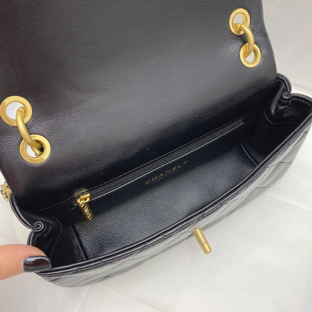 Chanel 拋光小羊皮菱格口蓋包
