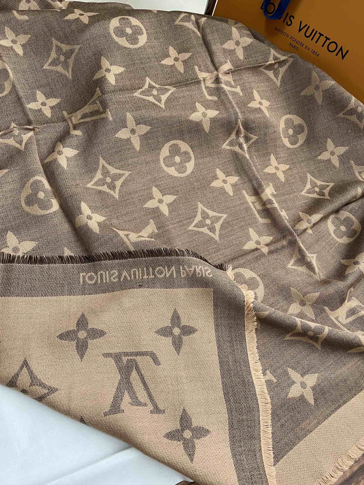 路L家-Monogram方巾 140*140cm 70%羊絨30%真絲 咖色