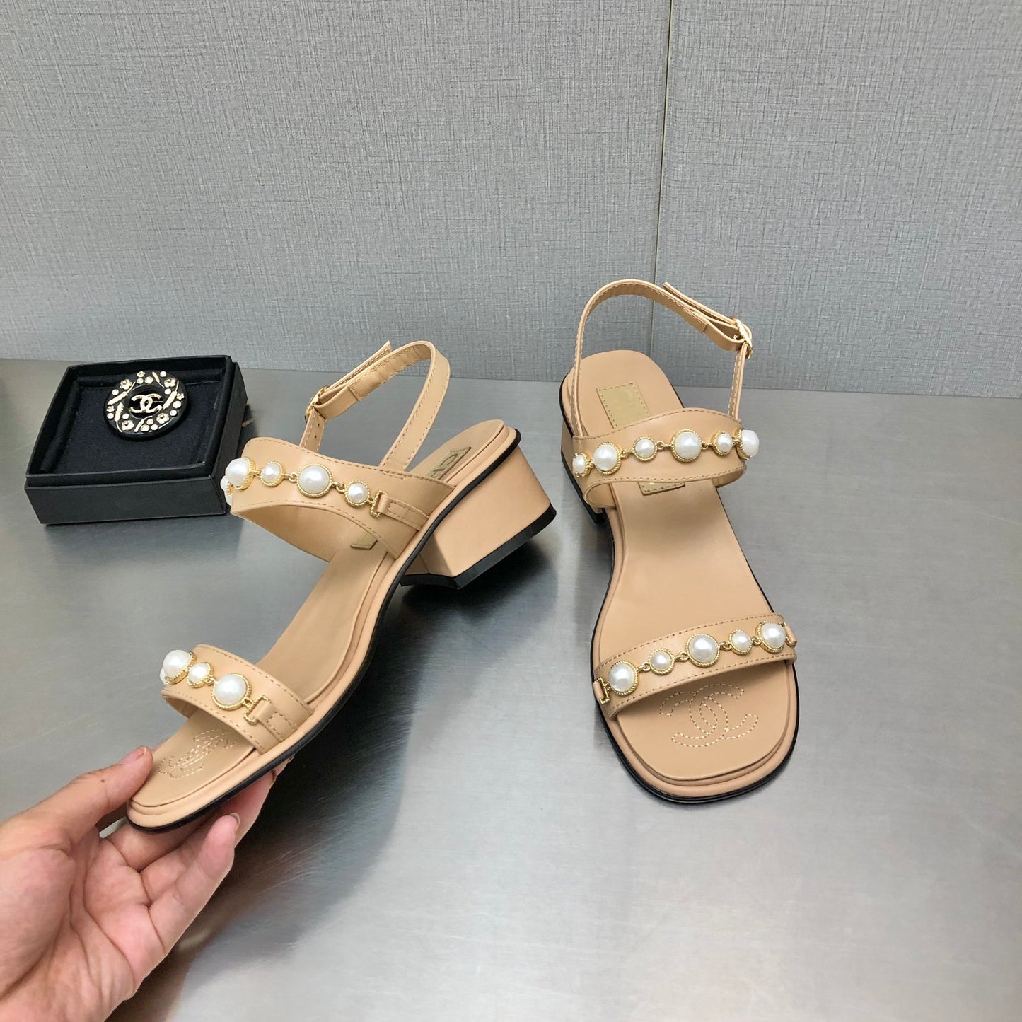 小香家-22A 手工坊珍珠釦涼鞋-內外羊皮（尺碼35-40）