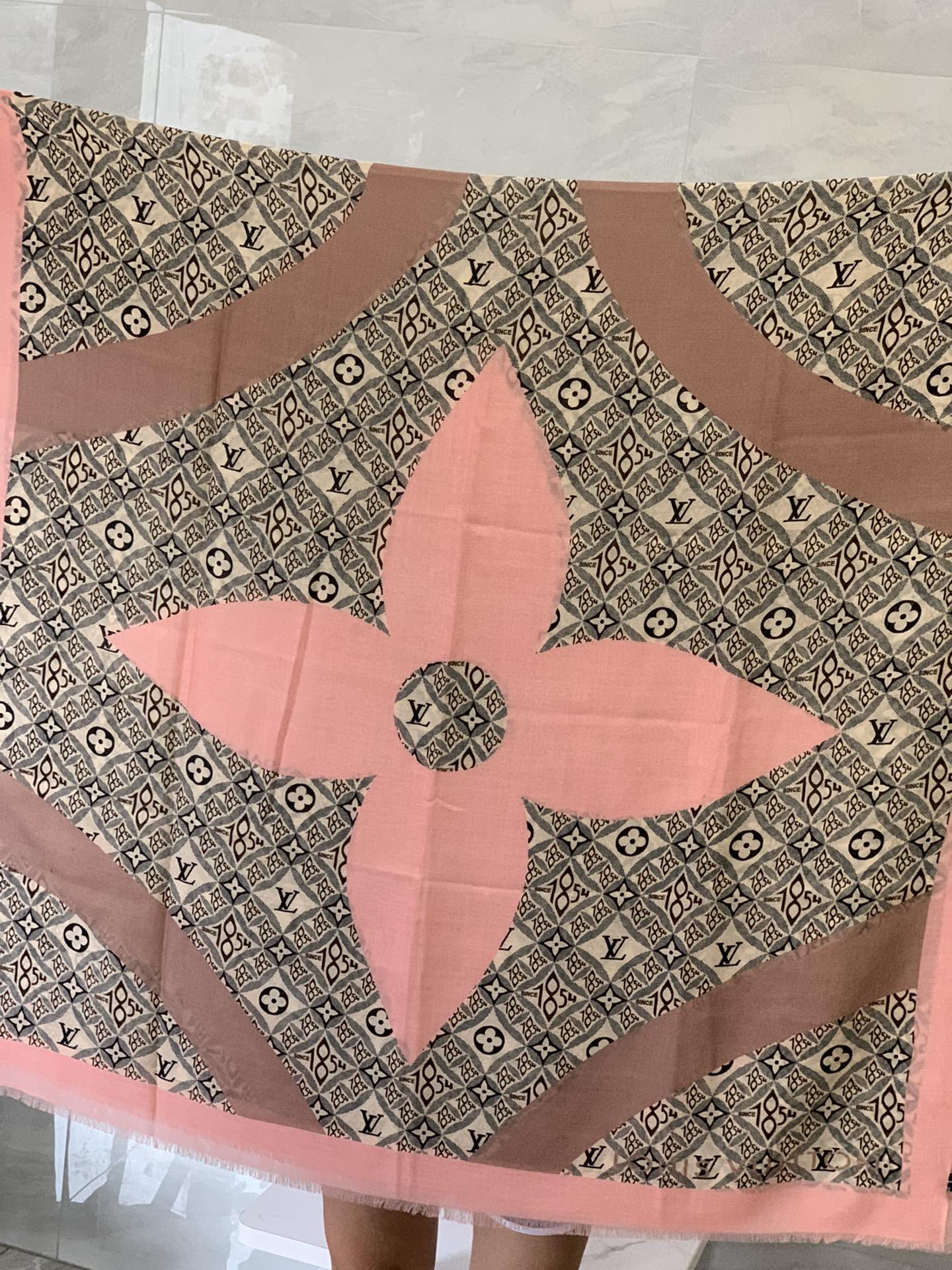路L家-四葉草印花圍巾 110*200cm 300支羊絨