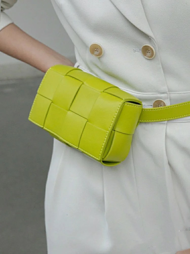 B編織-羊皮方格Mini cassette Bag 迷你編織包 12x8x4cm 上身圖