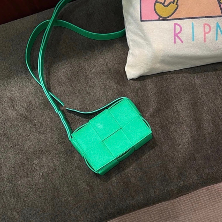 B編織-羊皮方格Mini cassette Bag 迷你編織包 12x8x4 上身圖