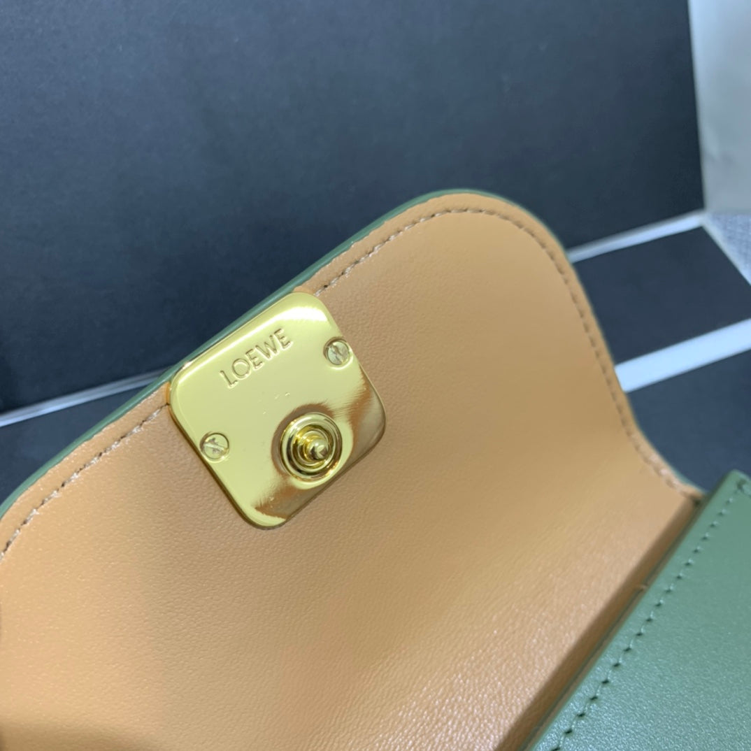 Loewe Goya 系列絲綢小牛皮卡包