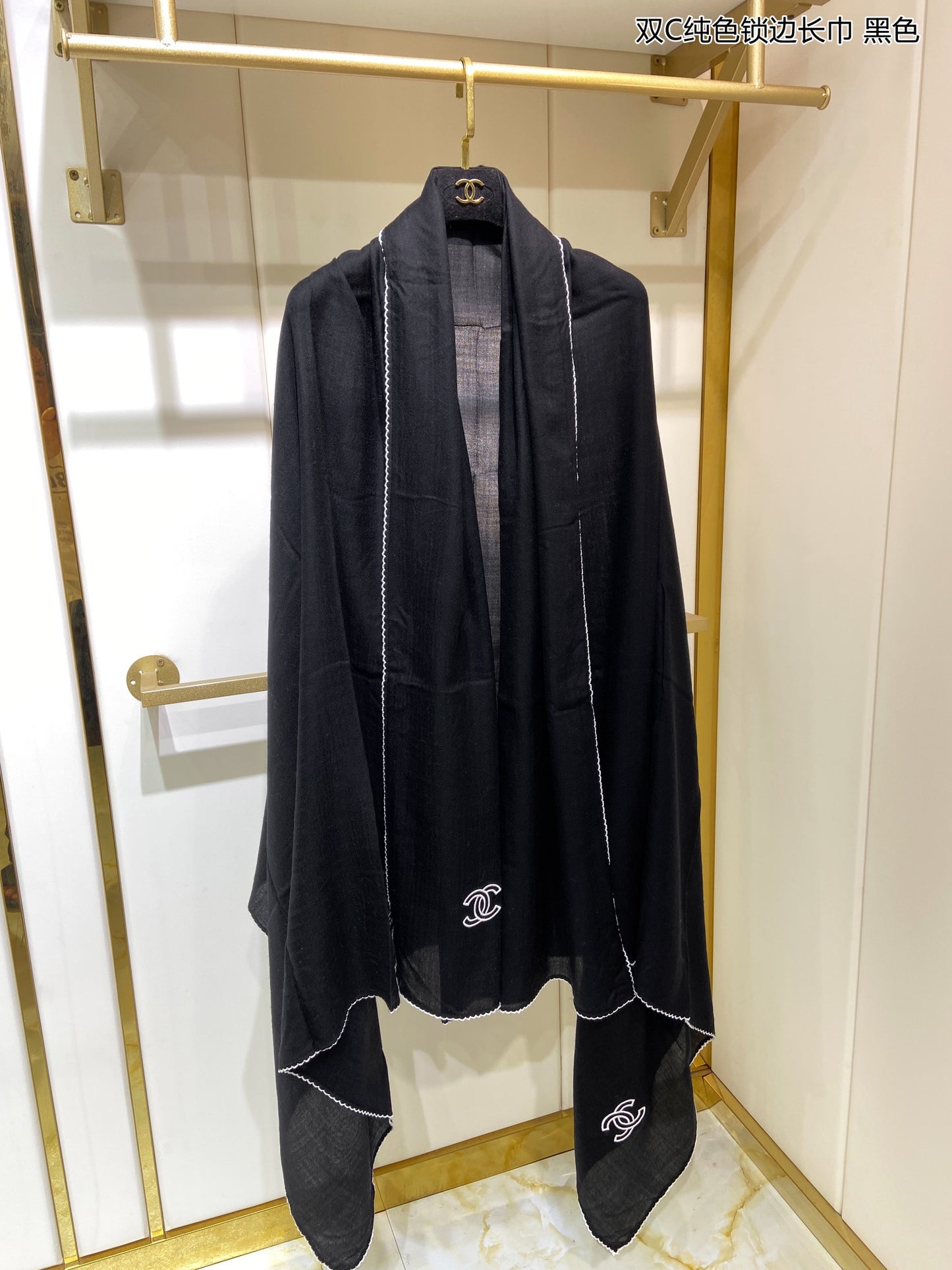 Chanel 純色鎖邊羊絨圍巾