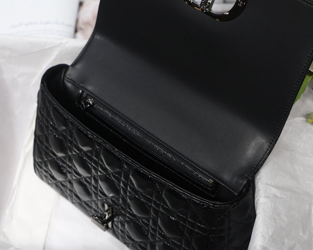 Dior Caro 褶皺漆皮系列 中號25cm-黑色