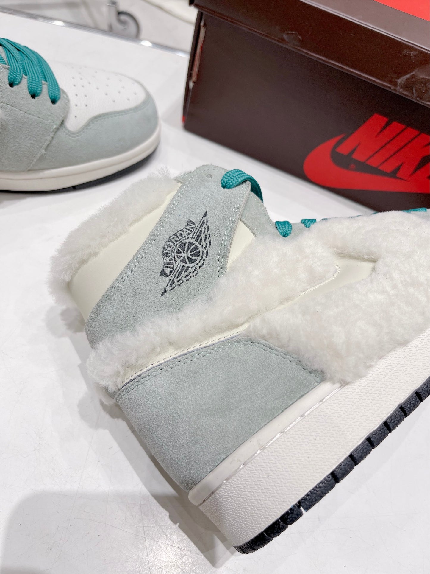 N1KE-WMNS Air Jordan 1 男女同款 毛毛款 灰色