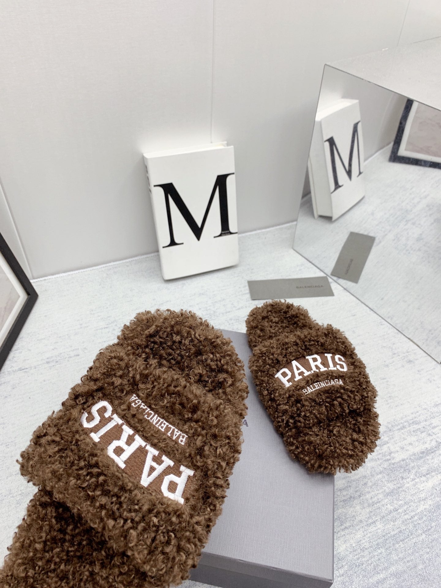 巴黎世-春夏新品刺繡捲毛拖（尺碼35-39）