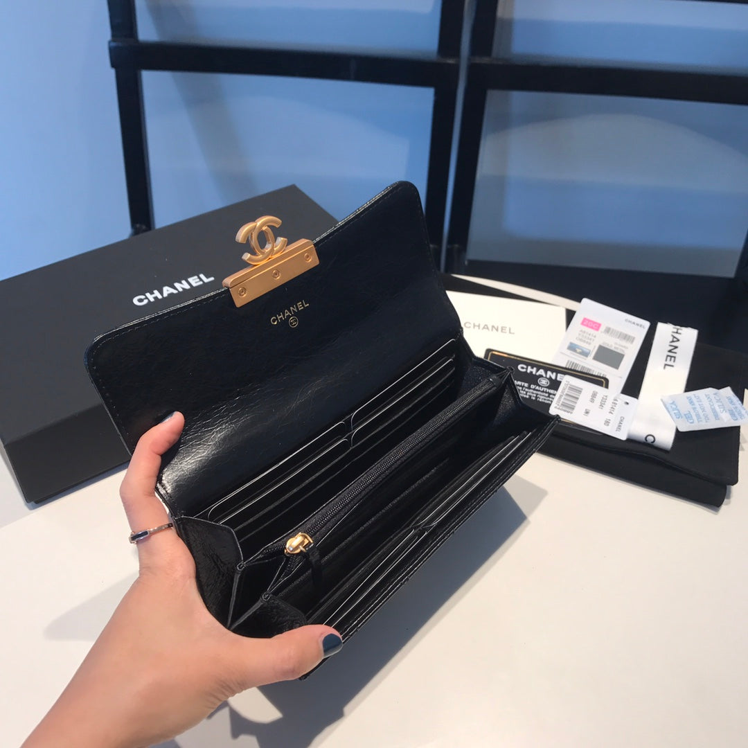 Chanel 油蠟牛皮復古翻蓋長夾