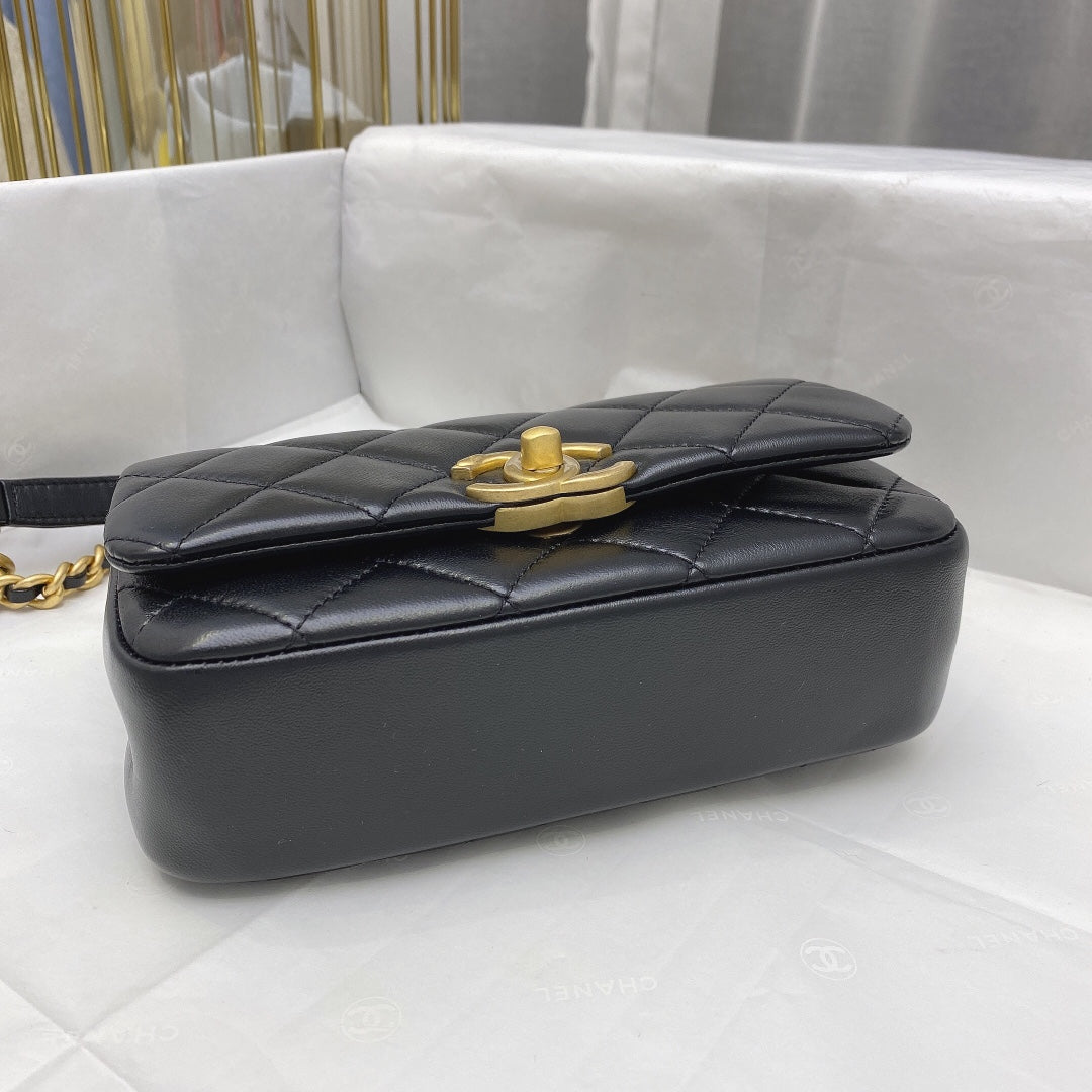 Chanel 拋光小羊皮菱格口蓋包