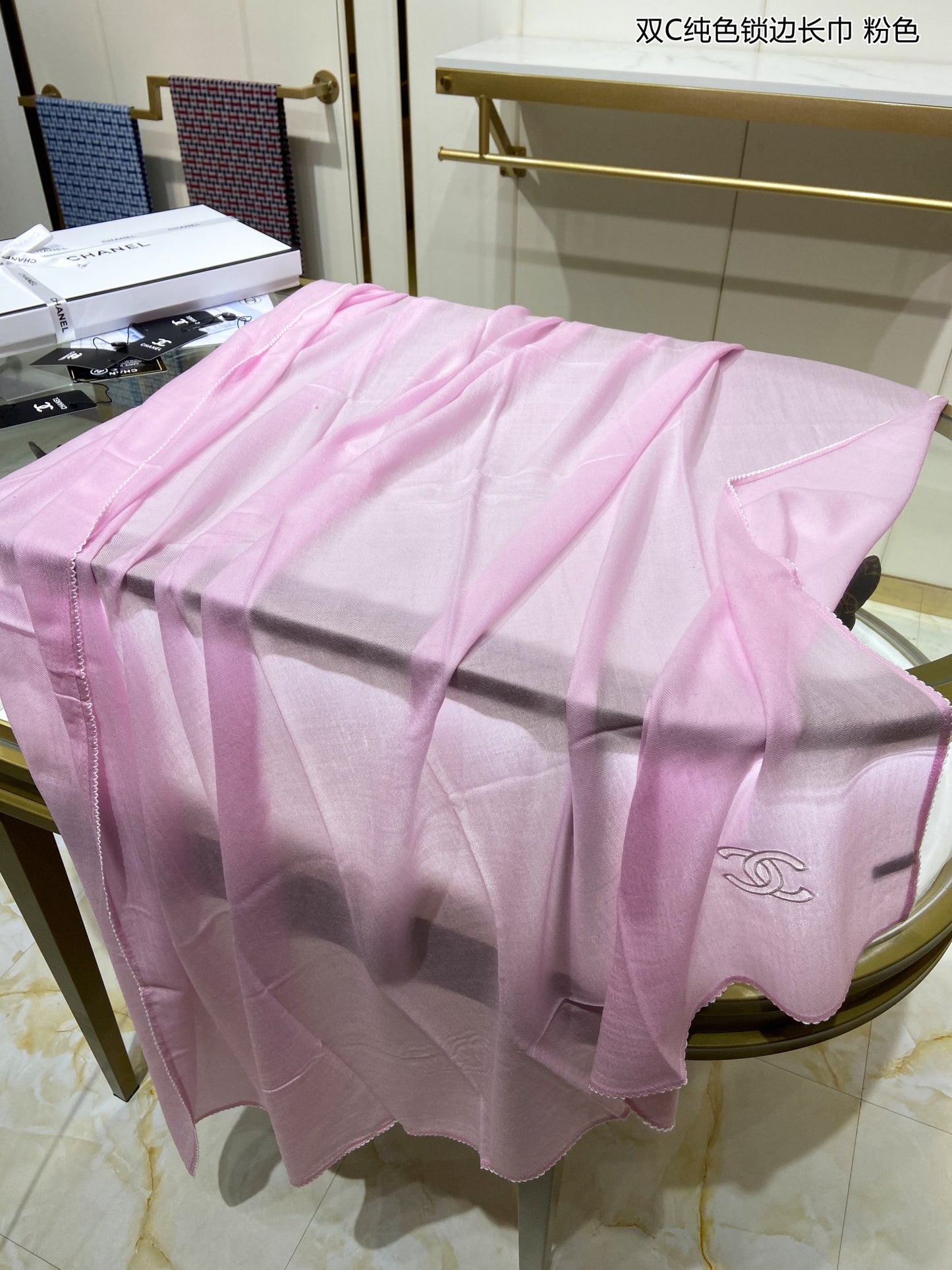 Chanel 純色鎖邊羊絨圍巾
