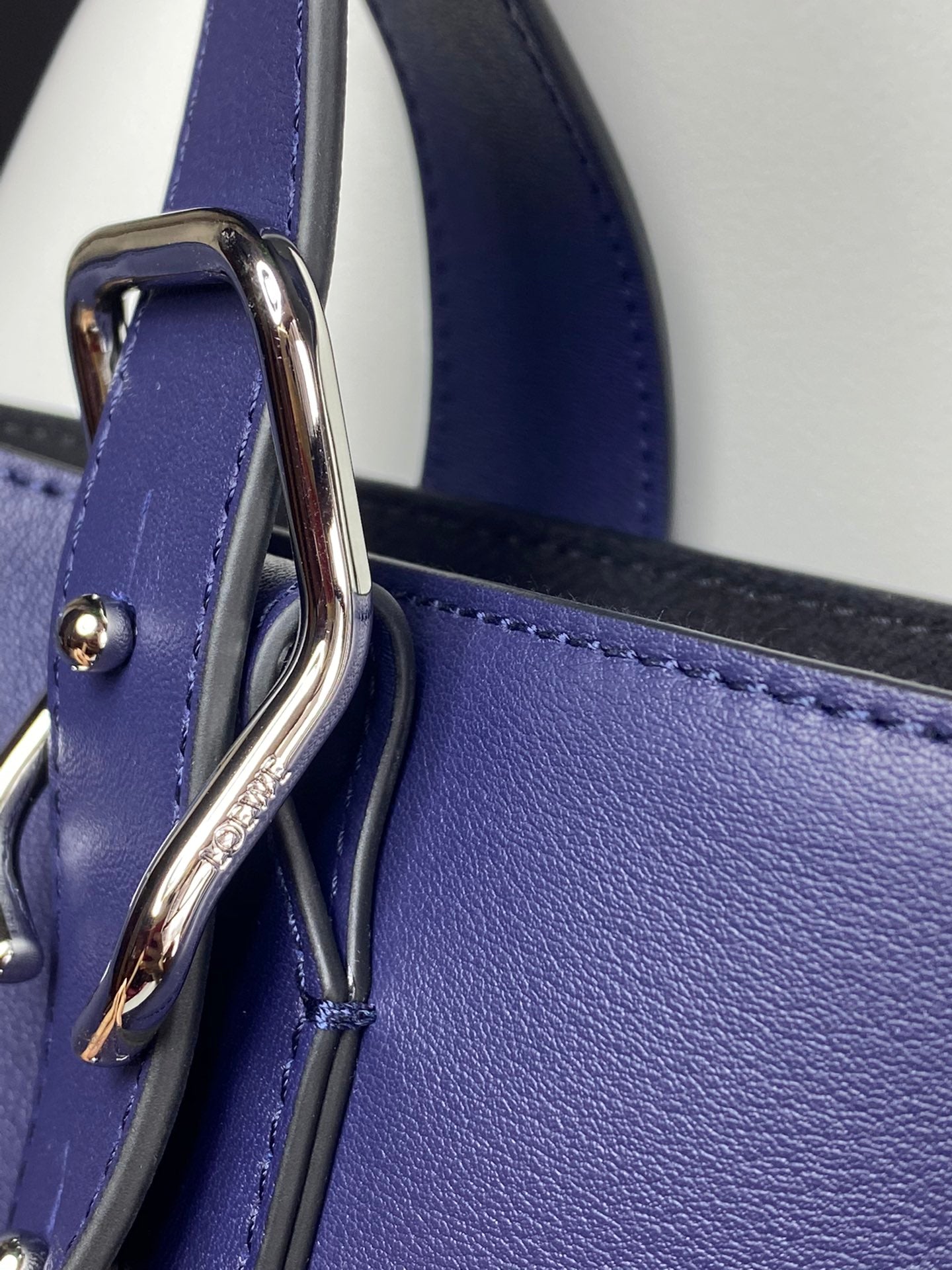 羅L威-Buckle Horizontal Tote 手袋