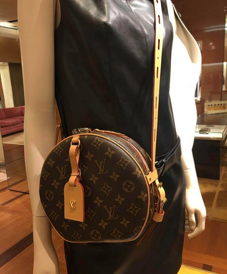 M43512 路L家-BOITE CHAPEAU SOUPLE軟圓餅包 上身圖