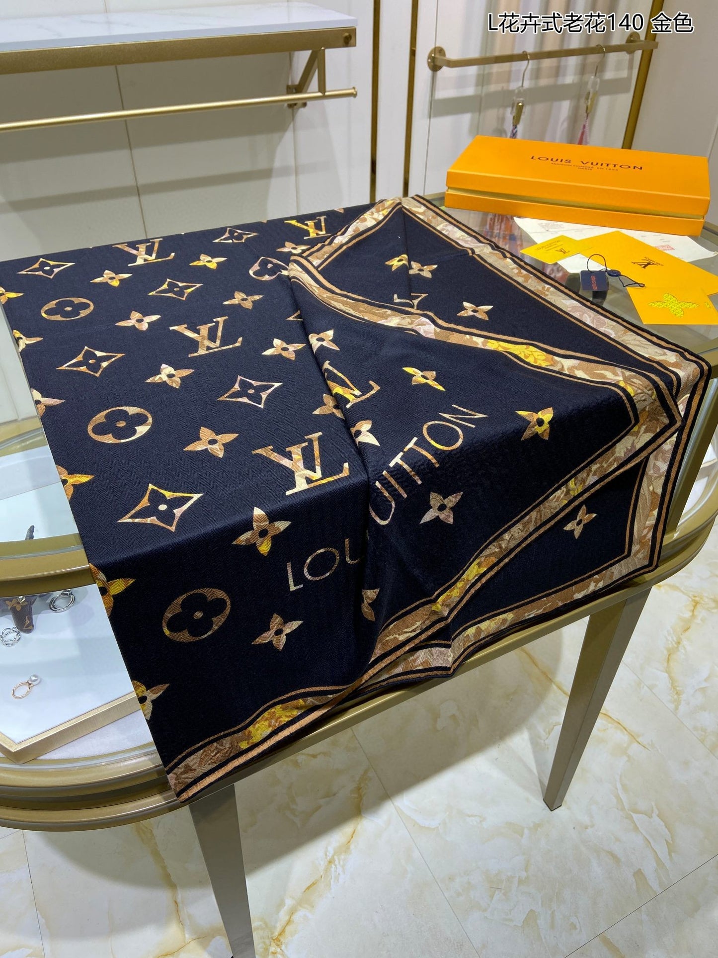 路L家-花卉式老花方形圍巾 140*140cm Croisillon 70%羊絨30%真絲
