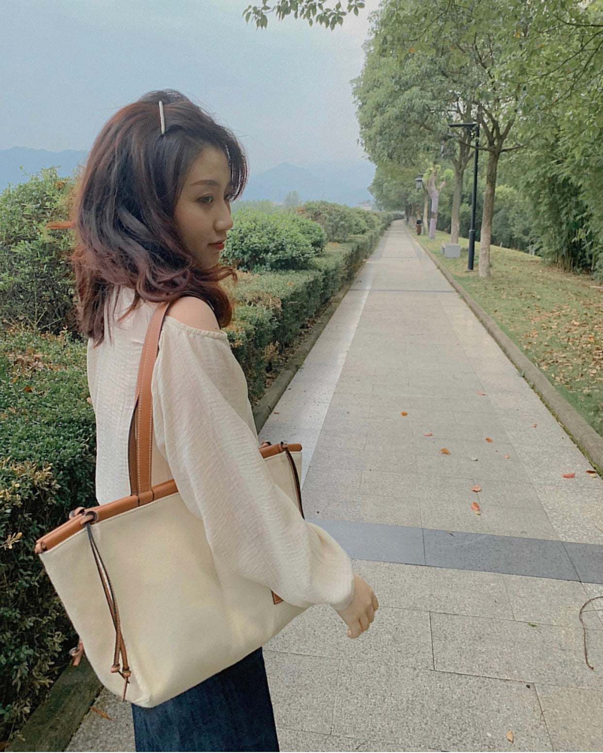 羅L威-Cushion tote 白色棕皮 上身圖
