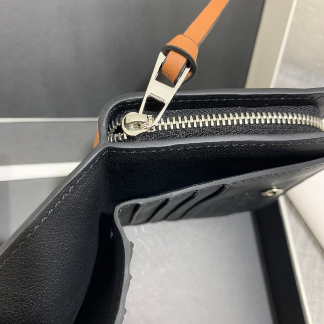 Loewe 特別限量款“灰塵精靈”系列短夾