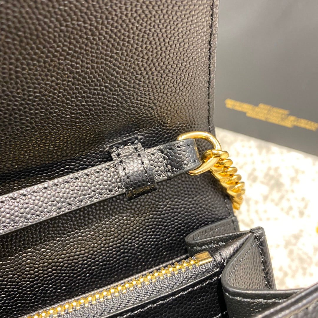 聖Y羅-MONOGRAM魚子醬V型菱格絎縫紋路信封包