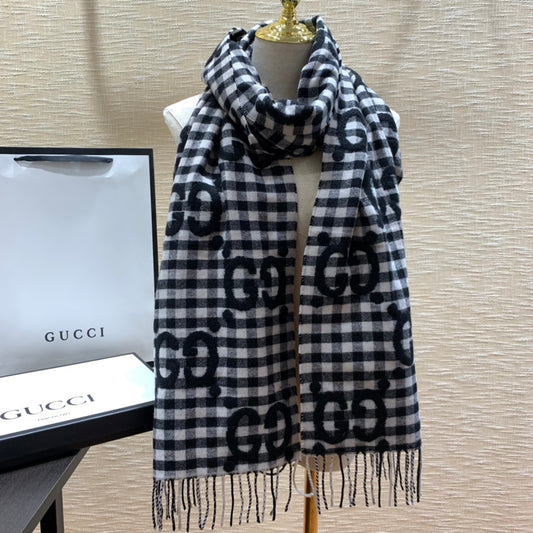 Gucci 新款大LOGO圍巾
