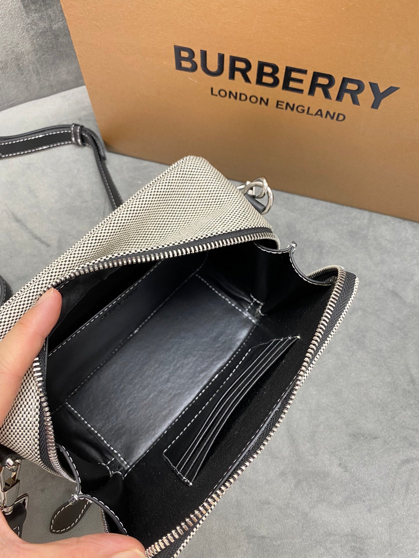 巴B家-最新方正版型斜背包
