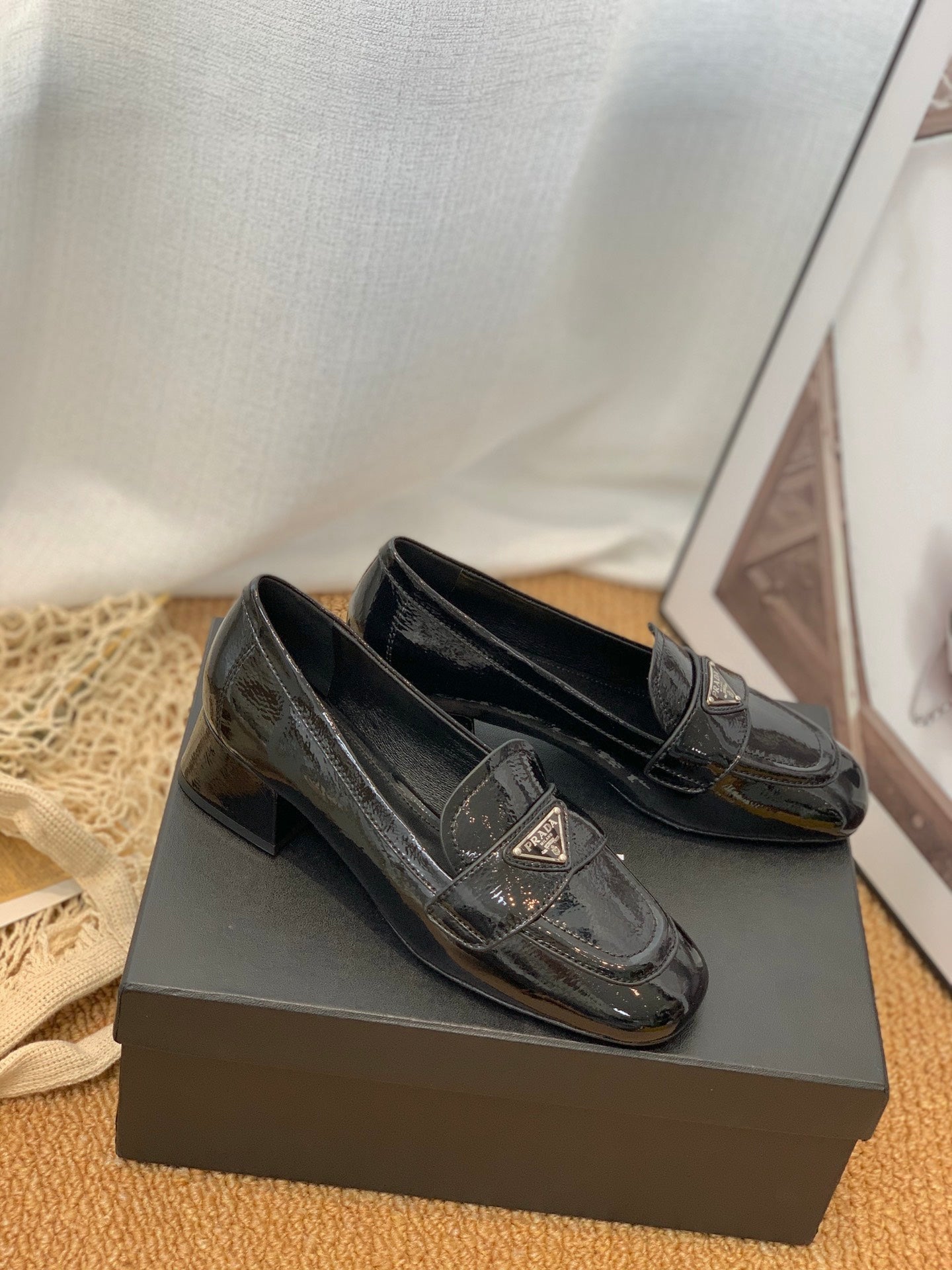 Prada 鞋-Prada 平底樂福鞋（漆皮黑）