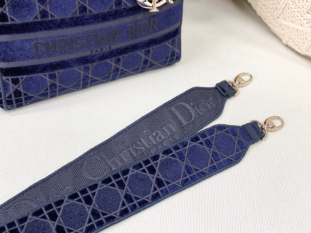 Dior Lady D-Lite黛妃包-天鵝絨刺繡藍色