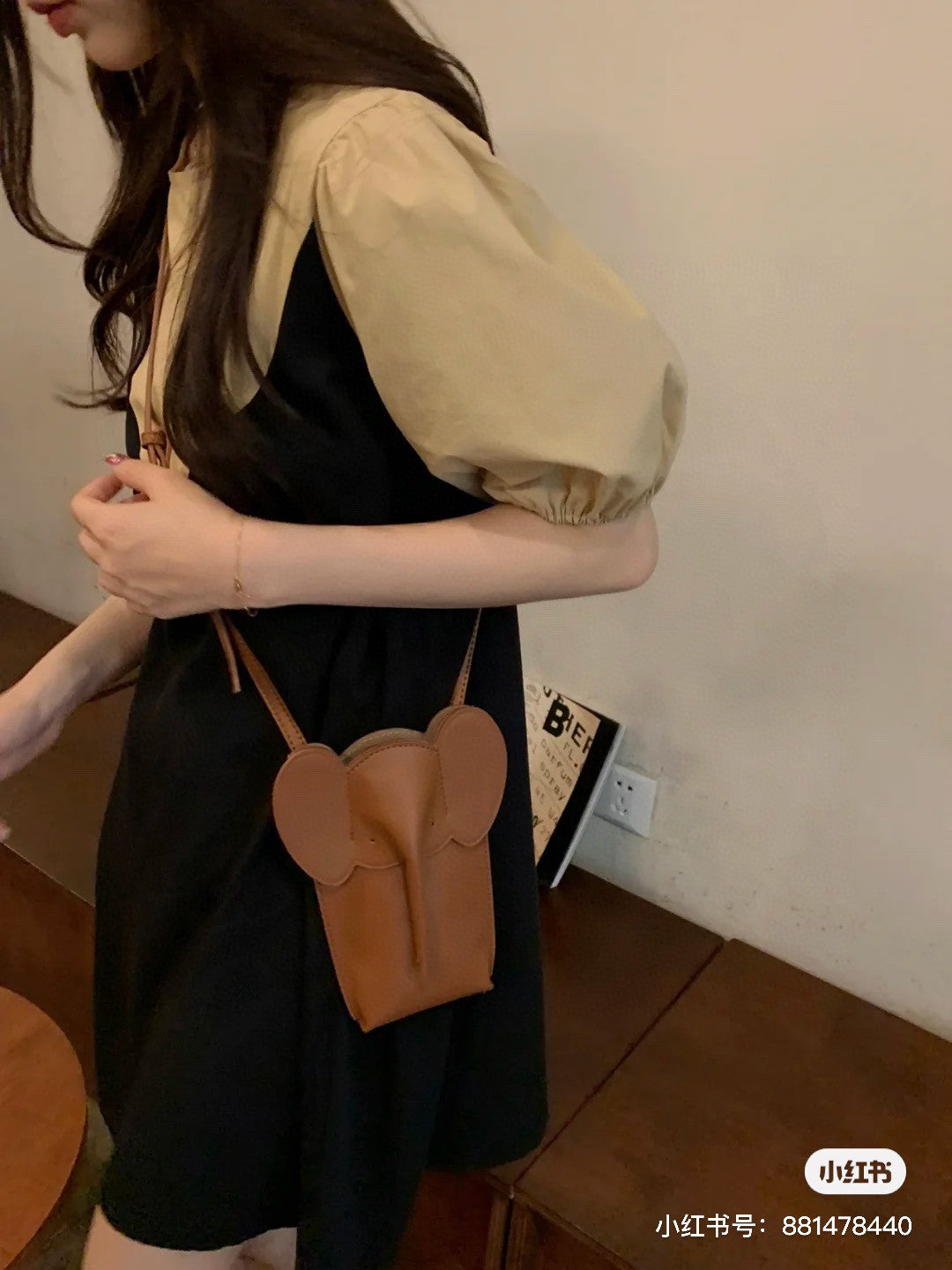 羅L威-新款小象 手機包 駝色