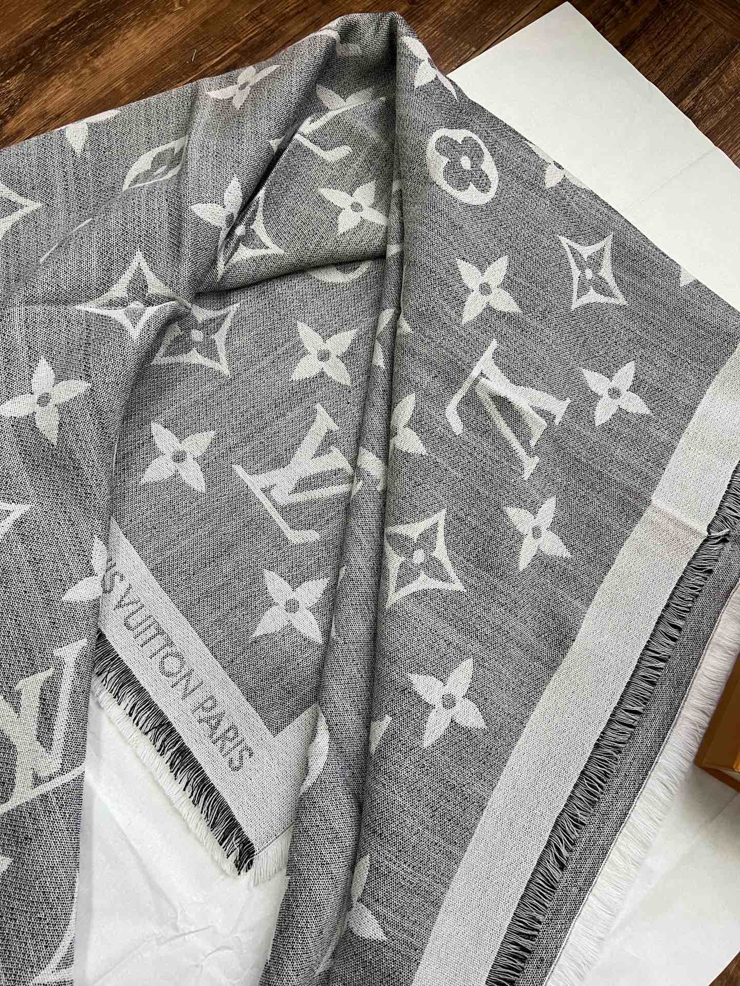 路L家-Monogram方巾 140*140cm 70%羊絨30%真絲 灰色