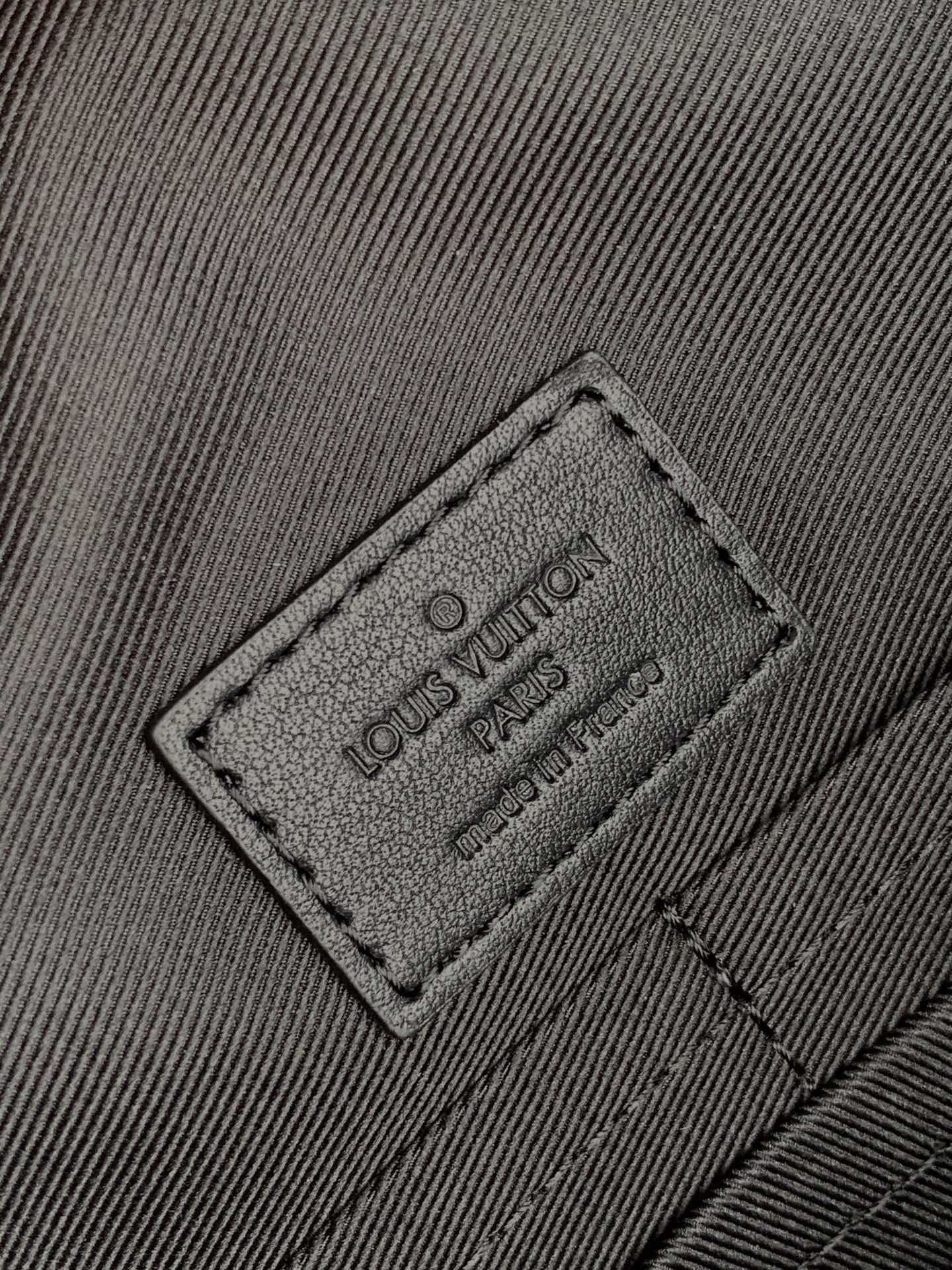 Lou- Besace Zippee 側背包 黑標