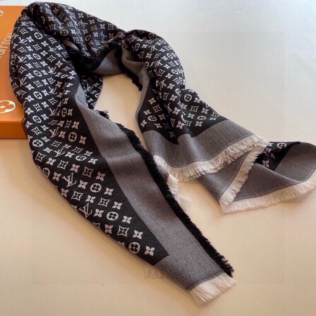 路L家-字母logo提花圍巾 120*120cm 50%羊毛+50%桑蠶絲 黑色
