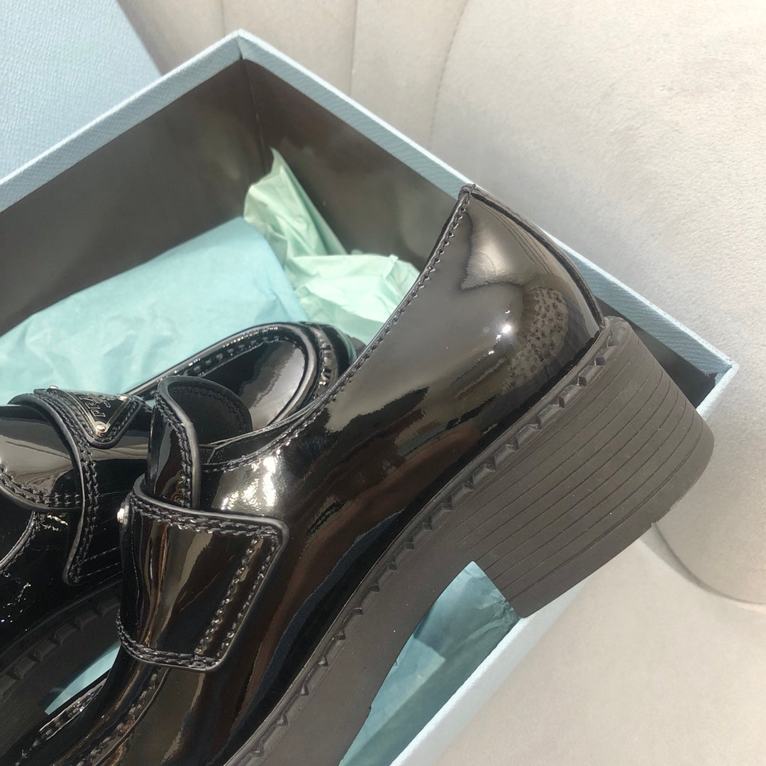 Prada鞋-Parda Loafers 亮皮三角銀字logo 厚底樂福鞋（黑色）