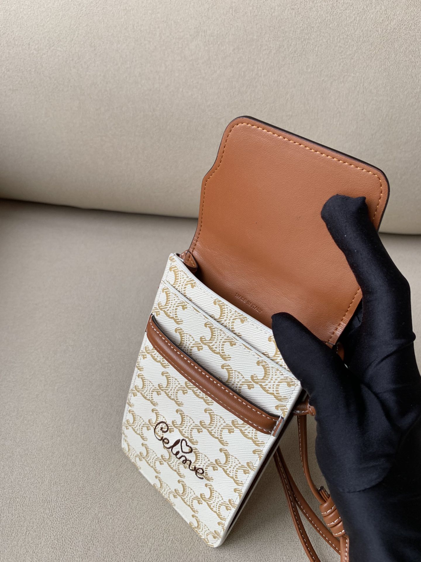 Celine 標誌印花羊皮革翻蓋手機包