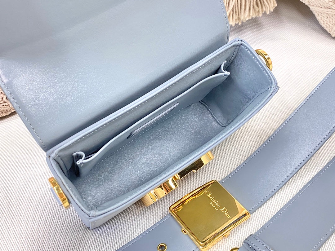 Dior 蒙田 Mini Box-平紋牛皮-珐瑯扣-17.5cm-天藍色