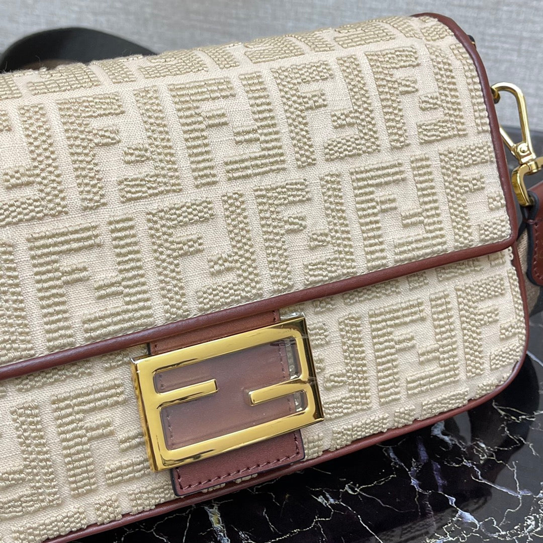 芬F家-Baguette-中長型米色刺繡法棍包