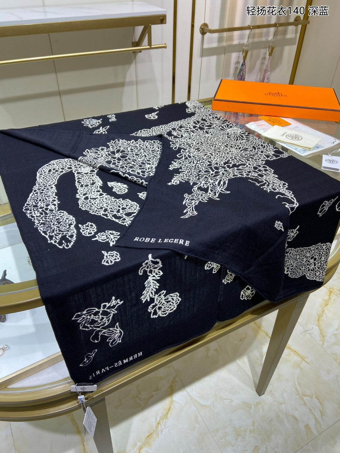 小愛款-輕揚花衣方形圍巾 140*140cm 70%羊絨+30%真絲