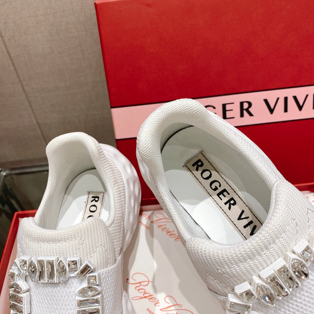 Roger Vivier Run Light 全新的水晶扣運動鞋