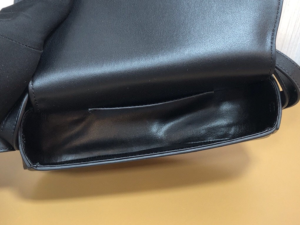 賽C家-Mini Tabou Clutch 鎖頭飾腋下包 黑色 平紋牛皮革