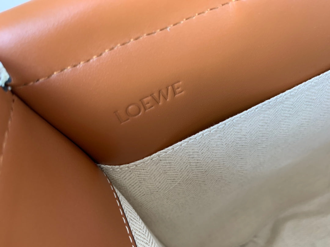 羅L威-Cushion tote 白色棕皮
