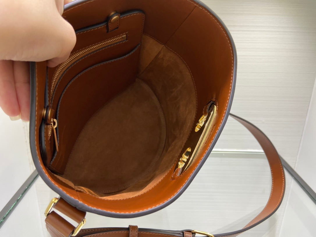Celine Bucket Maillon Triomphe 牛皮肩背水桶包