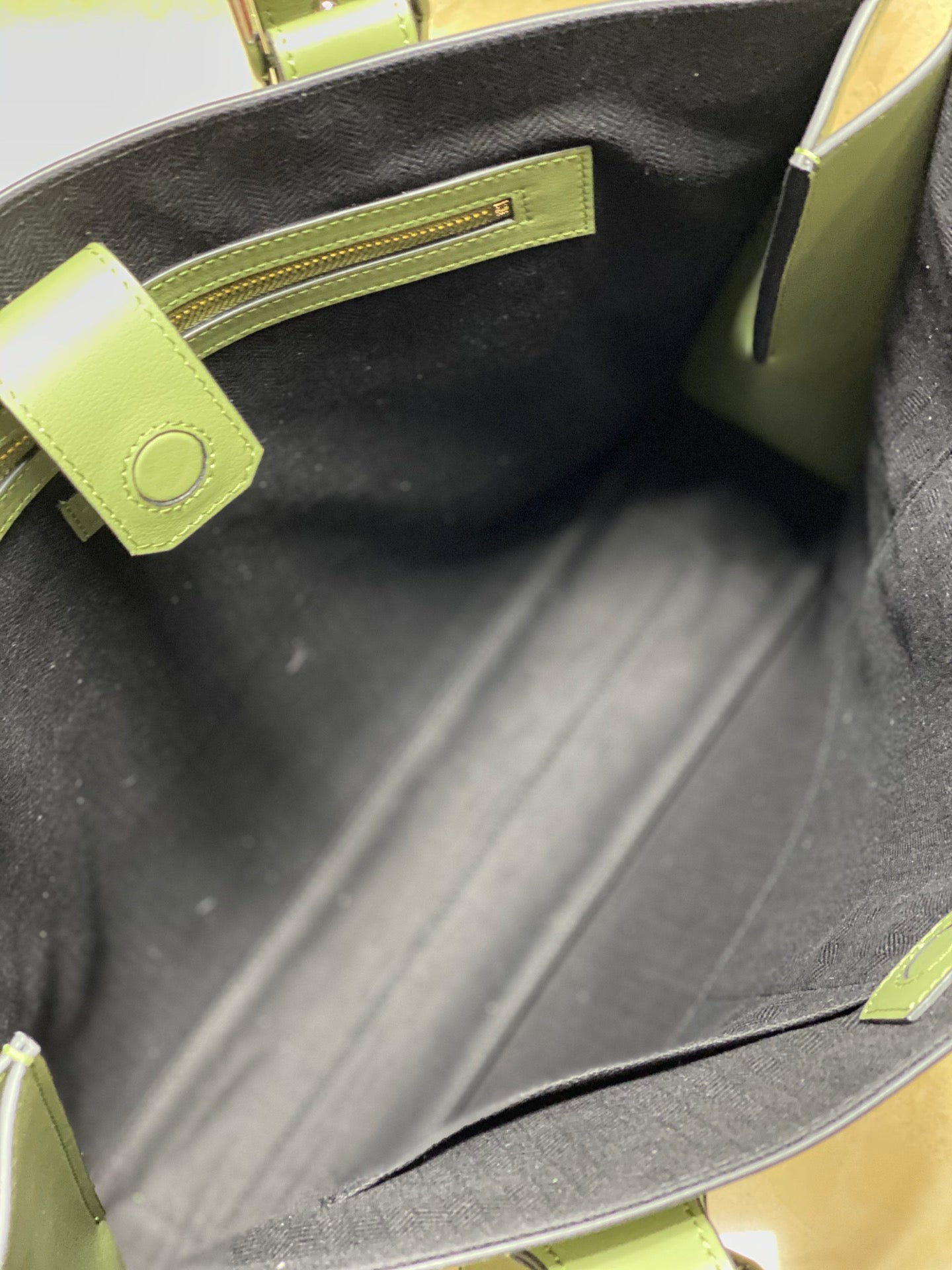 羅L威-Buckle Horizontal Tote 手袋