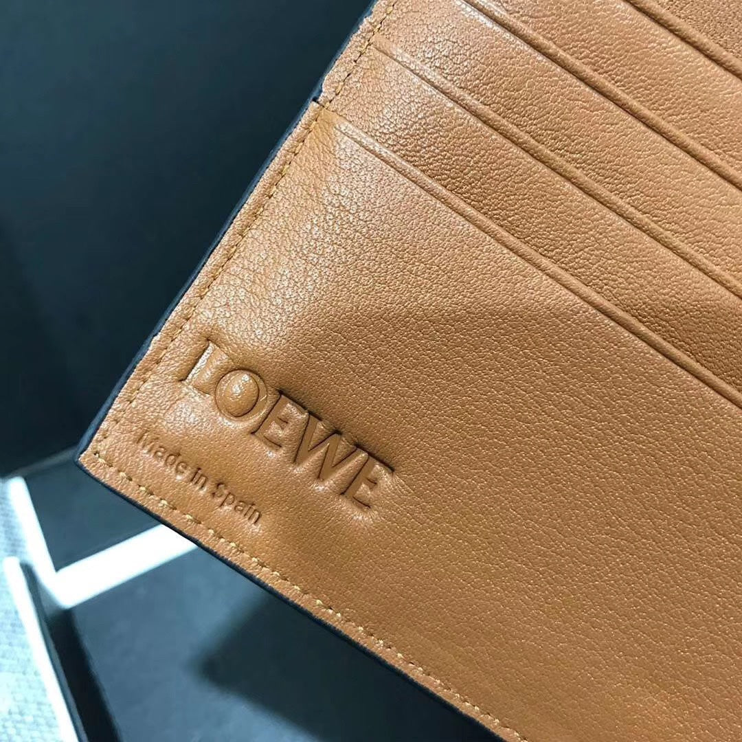 Loewe 對折中夾