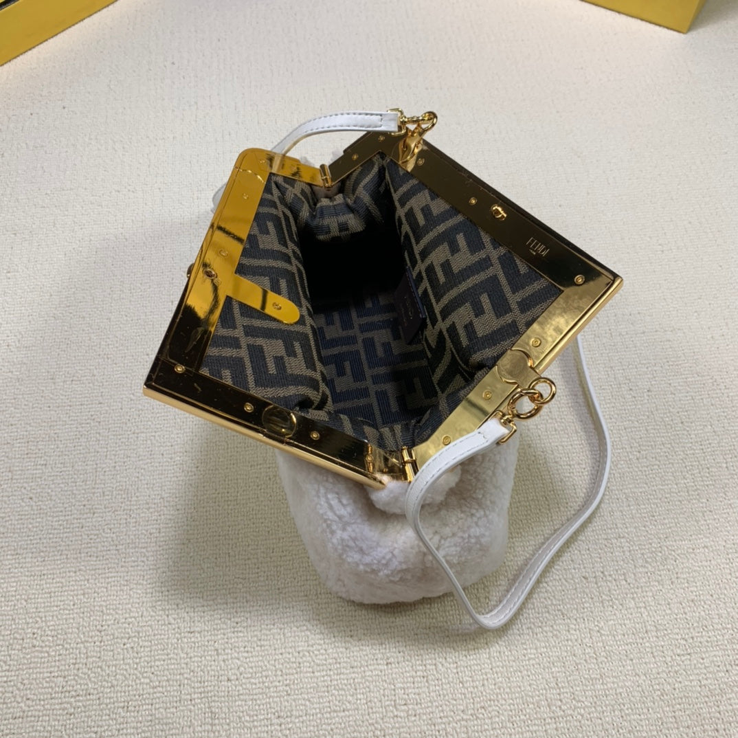 芬F家-FIRST-小號白色羊毛手袋