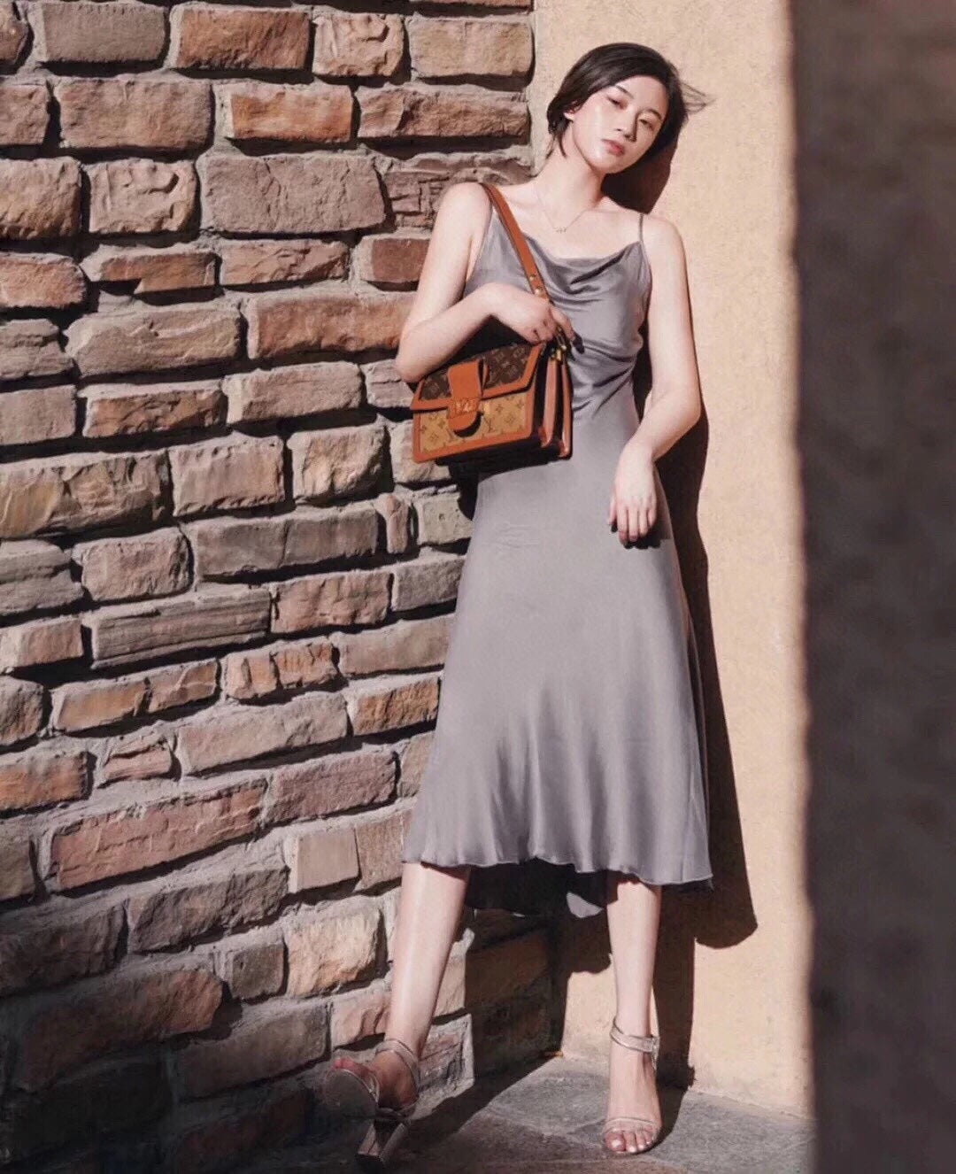 M44580 路L家-Dauphine 郵差包 上身照 小號