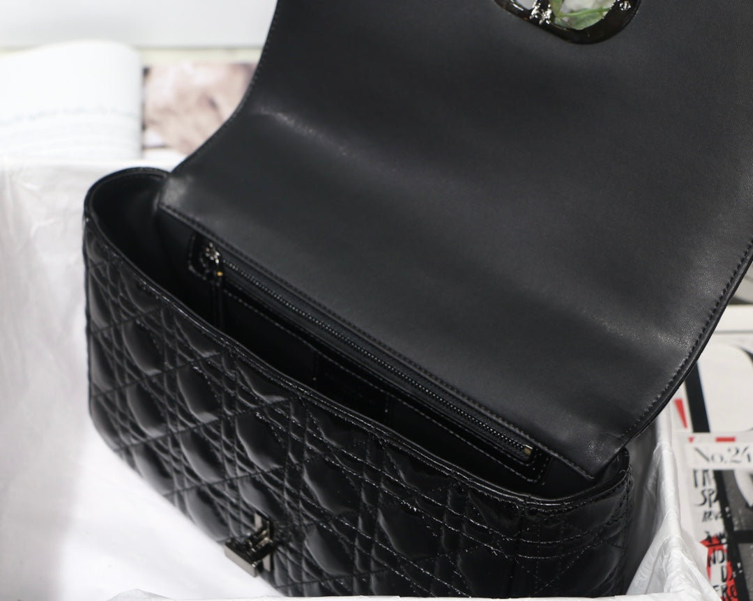 Dior Caro 褶皺漆皮系列 大號28cm-黑色