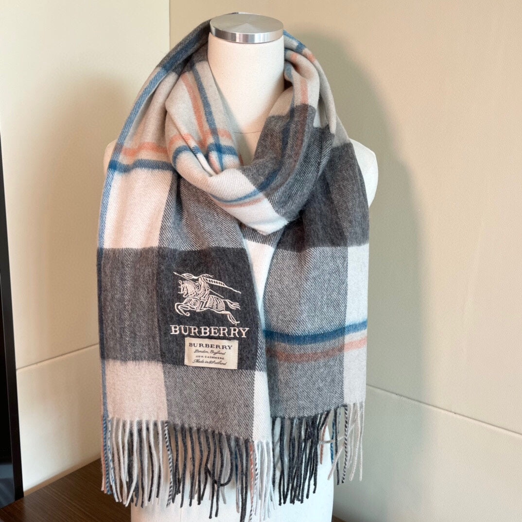 Burberry 刺繡戰馬羔羊絨圍巾-可當披肩