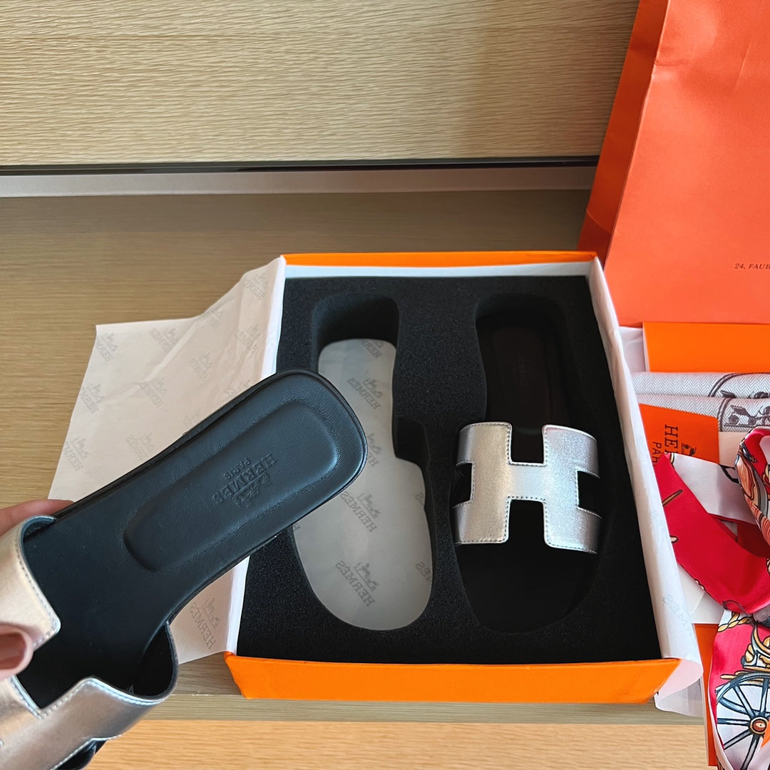 小愛款-經典H拖鞋 純色皮面 全包中底 銀黑色